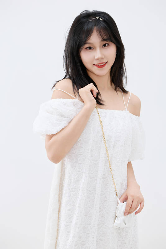 影棚拍摄穿着白色连衣裙的亚洲美丽女性