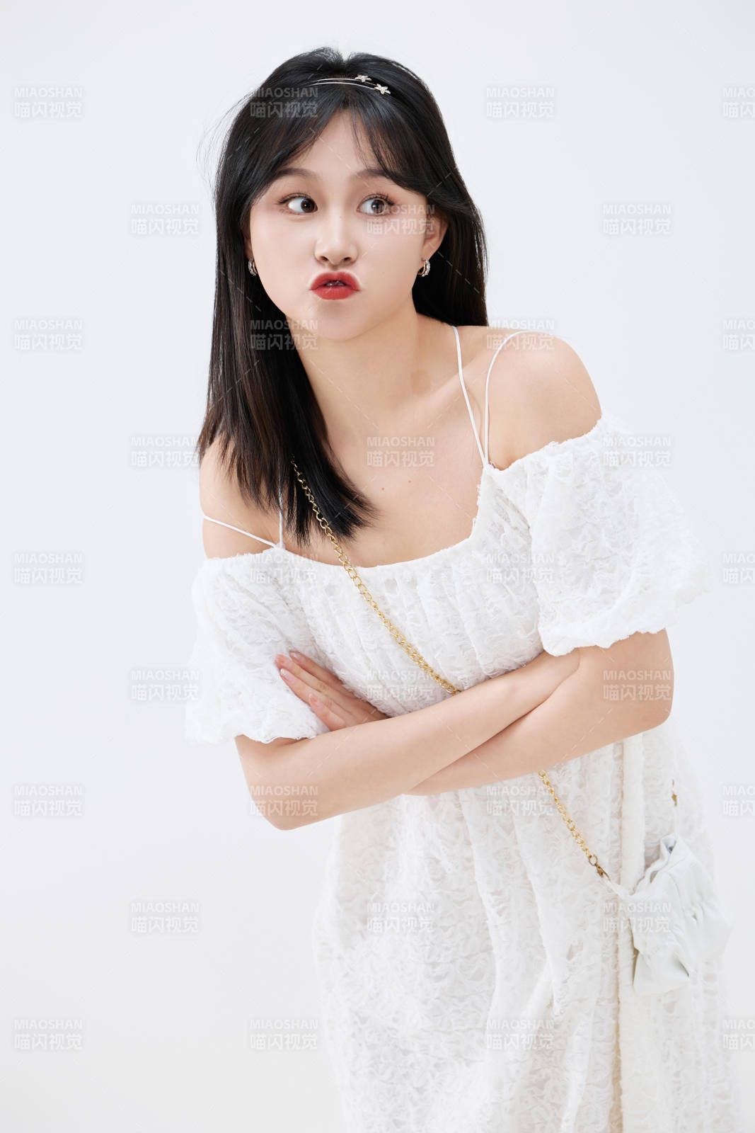 影棚拍摄穿着白色连衣裙的亚洲美丽女性