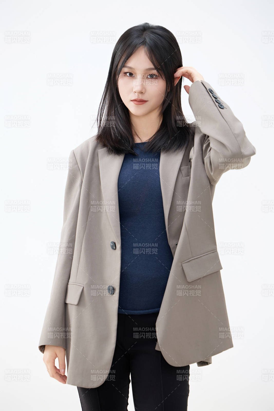 白色背景下穿着西装的职业女性形象