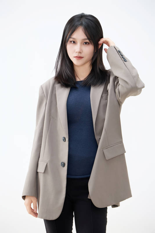 白色背景下穿着西装的职业女性形象