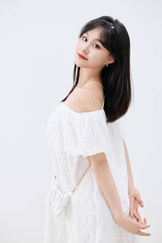 影棚拍摄穿着白色连衣裙的亚洲美丽女性