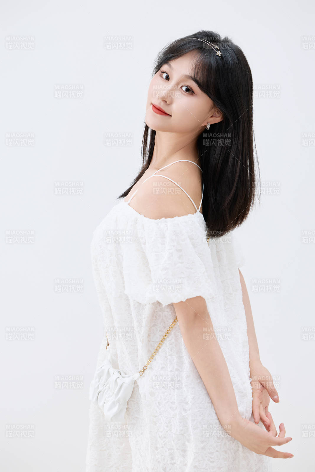 影棚拍摄穿着白色连衣裙的亚洲美丽女性