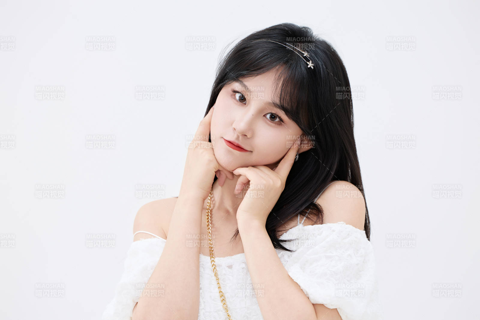 影棚拍摄穿着白色连衣裙的亚洲美丽女性