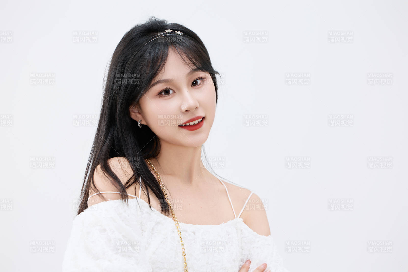 影棚拍攝穿著白色連衣裙的亞洲美麗女性