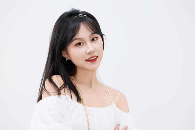 影棚拍摄穿着白色连衣裙的亚洲美丽女性