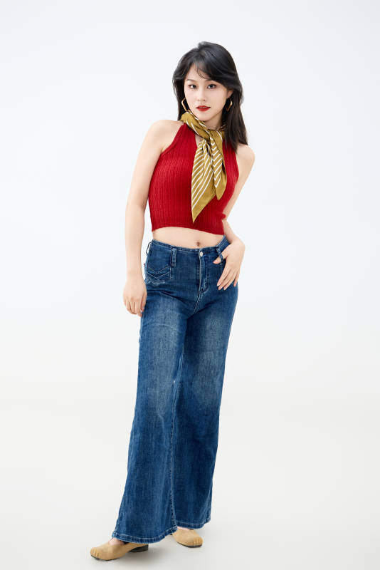 影棚拍摄穿着八十年代复古风装束的美女