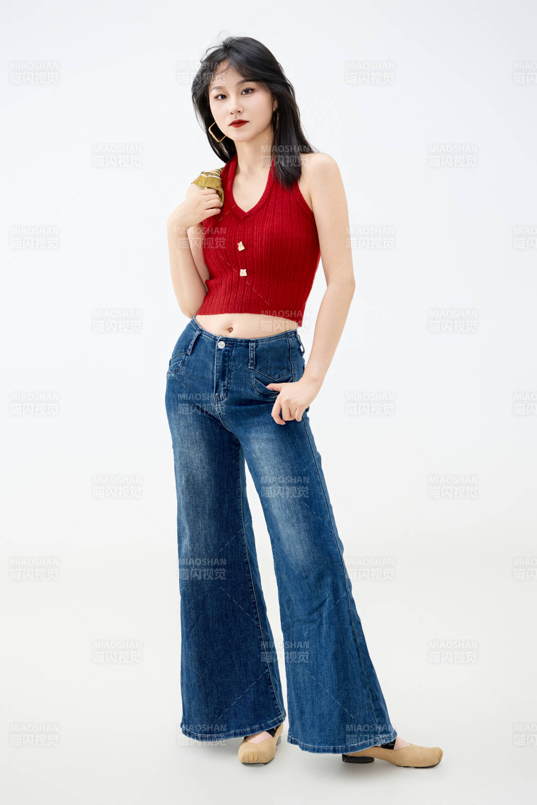 影棚拍摄穿着八十年代复古风装束的美女