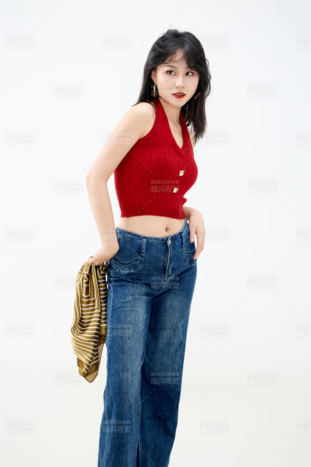 影棚拍摄穿着八十年代复古风装束的美女