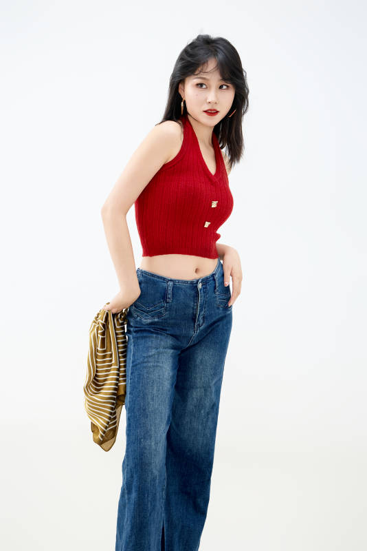 影棚拍摄穿着八十年代复古风装束的美女