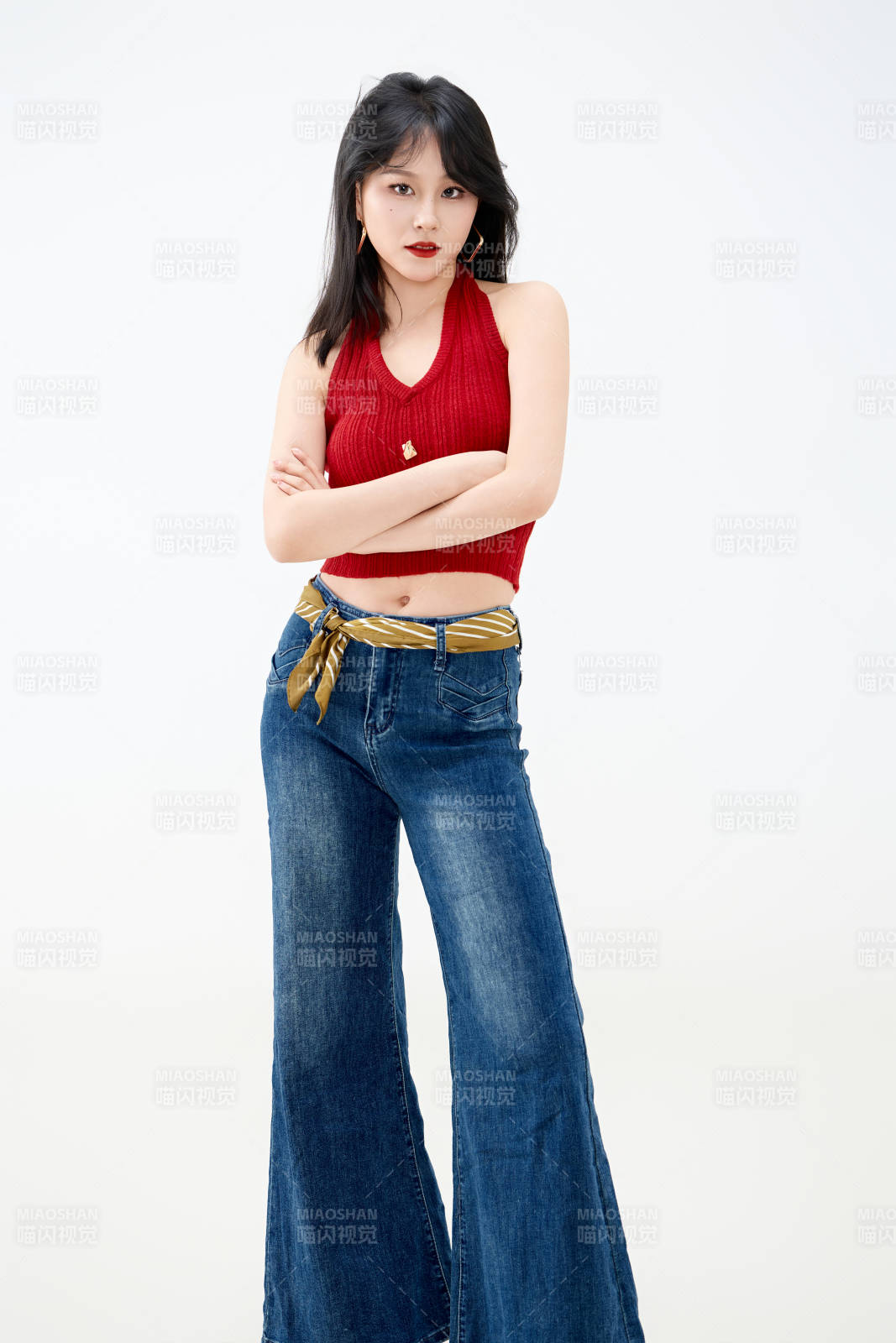 影棚拍摄穿着八十年代复古风装束的美女