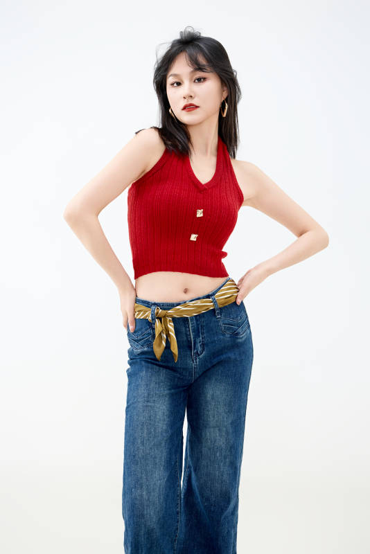 影棚拍摄穿着八十年代复古风装束的美女