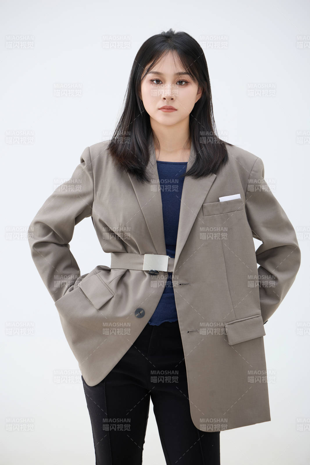 白色背景下穿着西装的职业女性形象