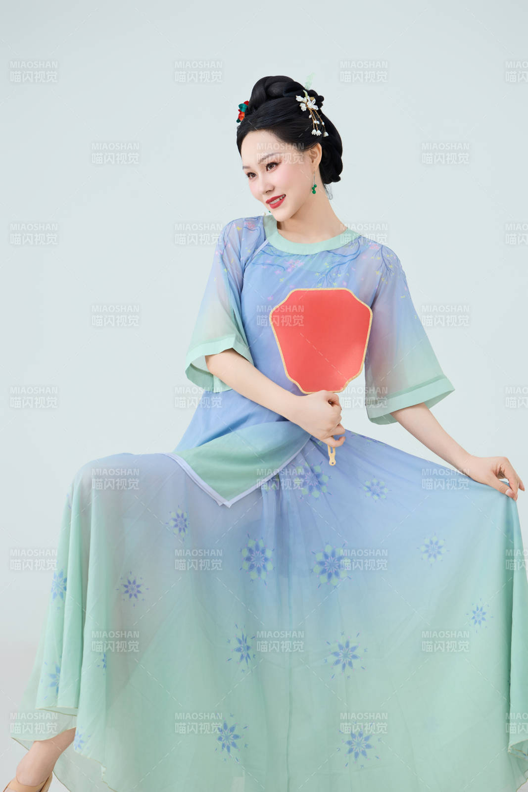 穿著中國中式旗袍表演舞蹈的美麗舞者