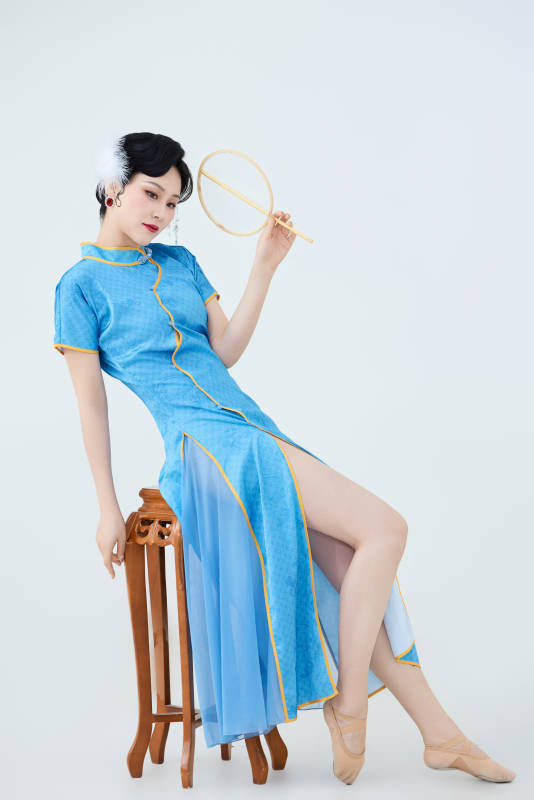 穿着中国中式旗袍表演舞蹈的美丽舞者