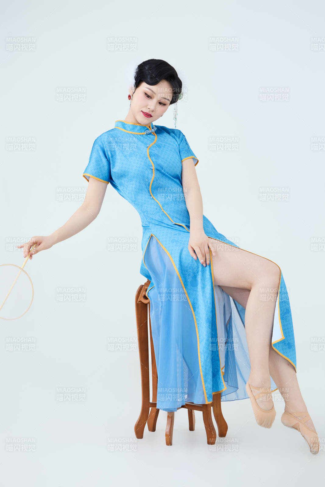 穿著中國中式旗袍表演舞蹈的美麗舞者