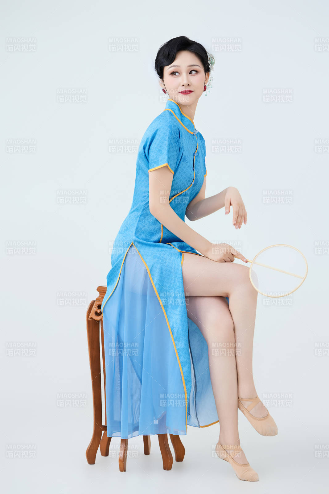 穿着中国中式旗袍表演舞蹈的美丽舞者