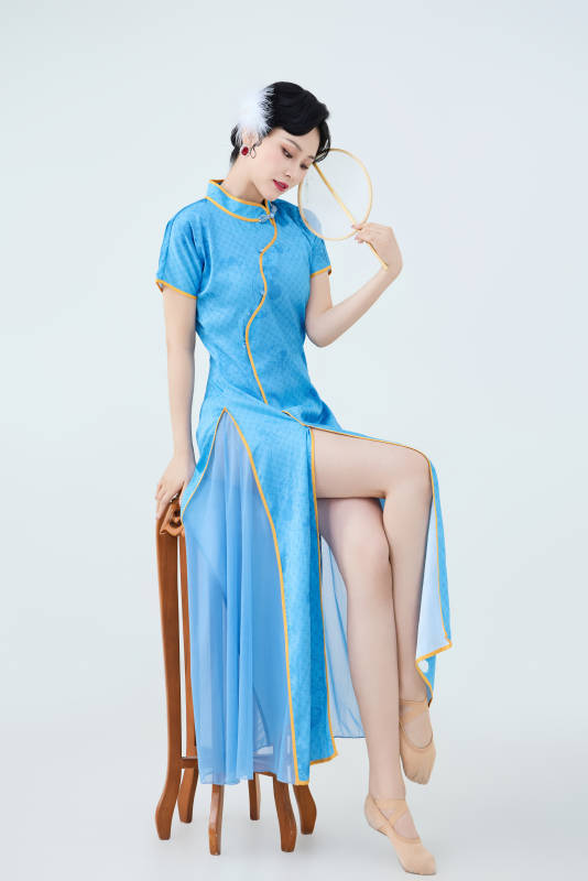 穿着中国中式旗袍表演舞蹈的美丽舞者