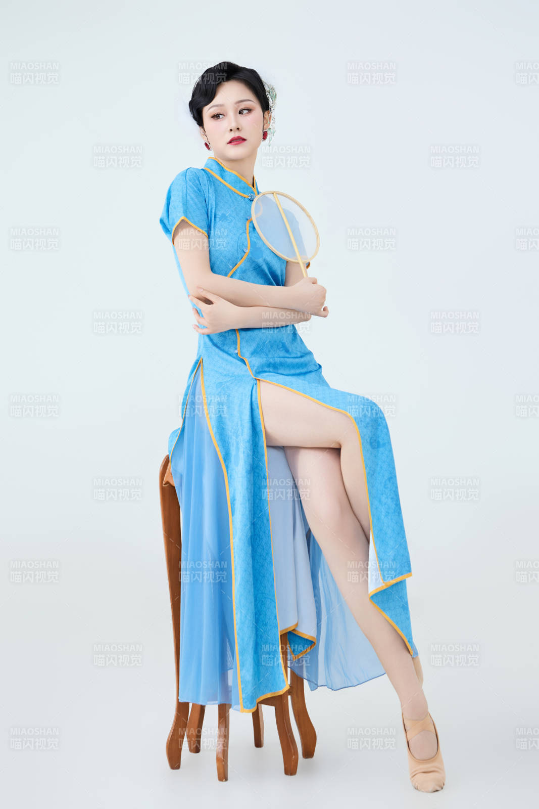 穿着中国中式旗袍表演舞蹈的美丽舞者