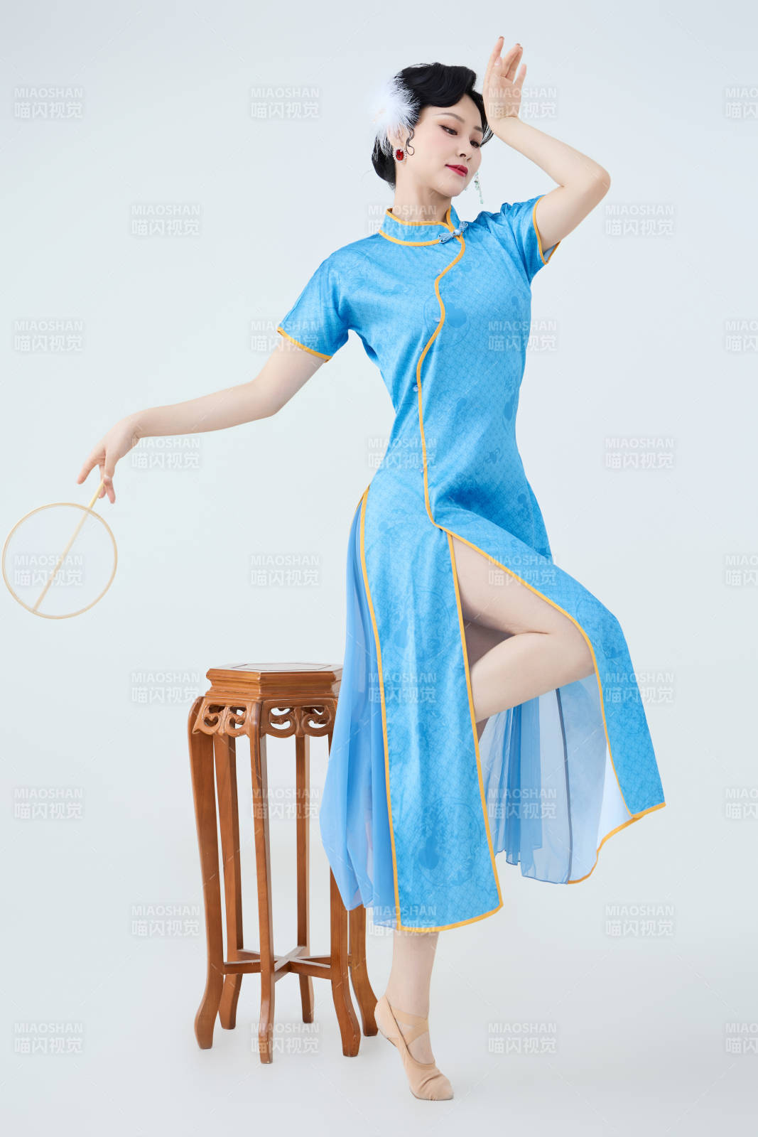 穿着中国中式旗袍表演舞蹈的美丽舞者