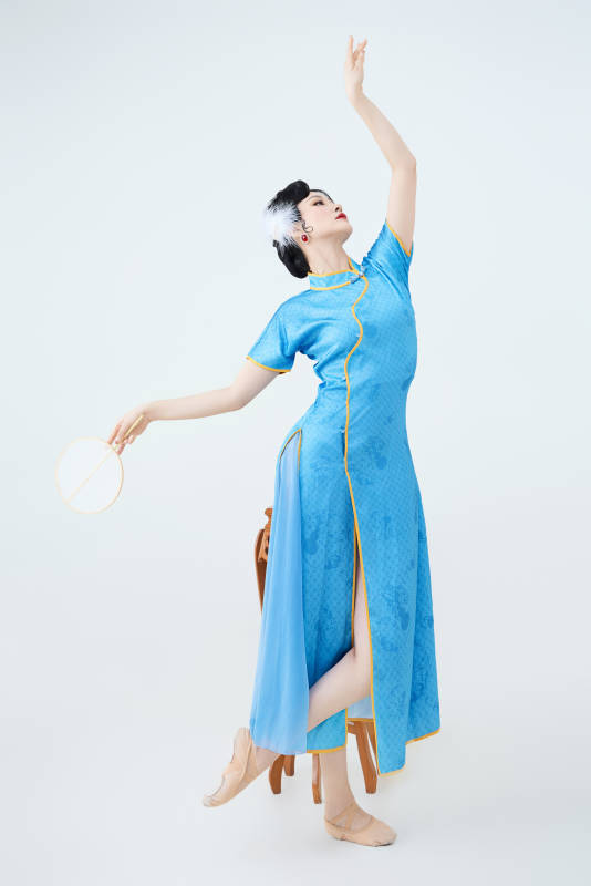 穿着中国中式旗袍表演舞蹈的美丽舞者