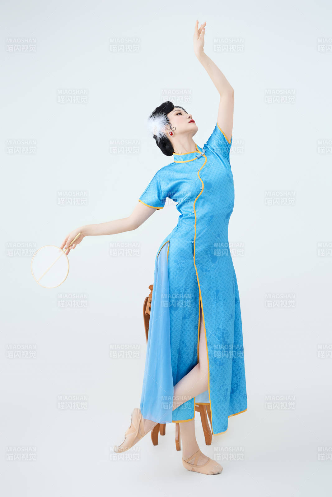 穿着中国中式旗袍表演舞蹈的美丽舞者