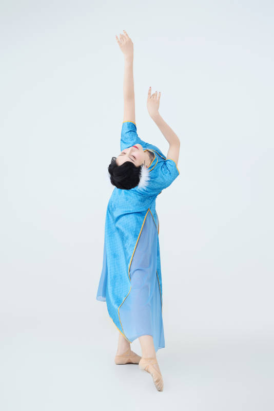 穿着中国中式旗袍表演舞蹈的美丽舞者