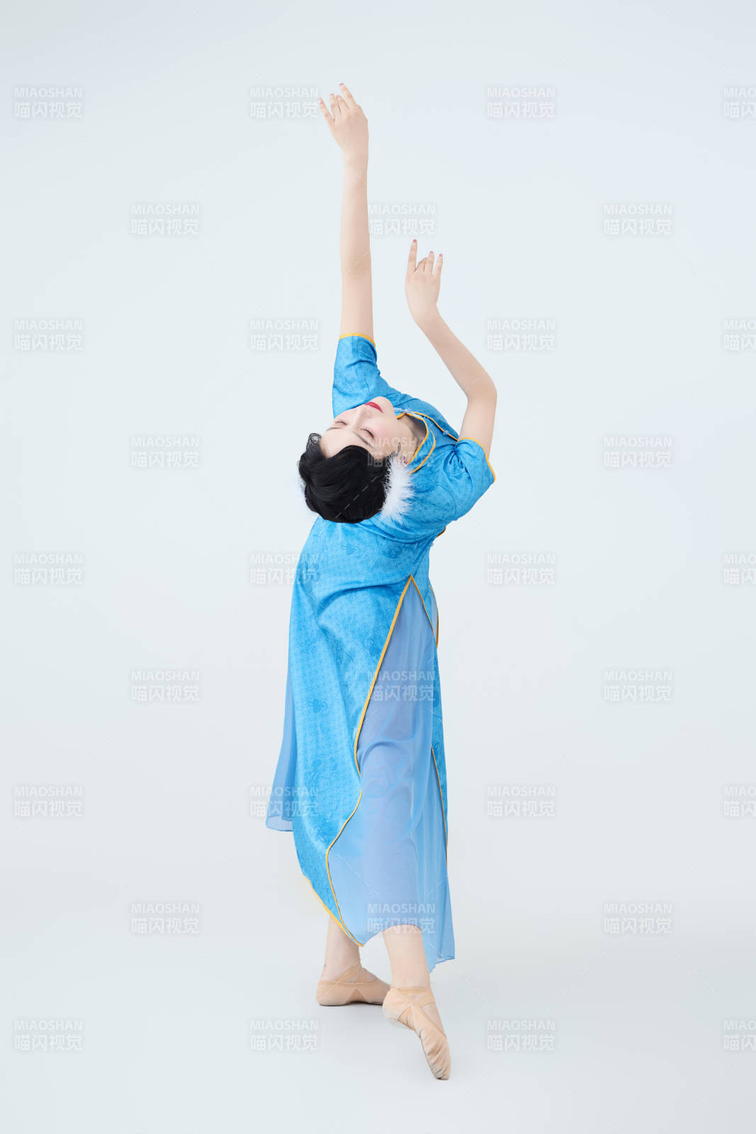 穿着中国中式旗袍表演舞蹈的美丽舞者