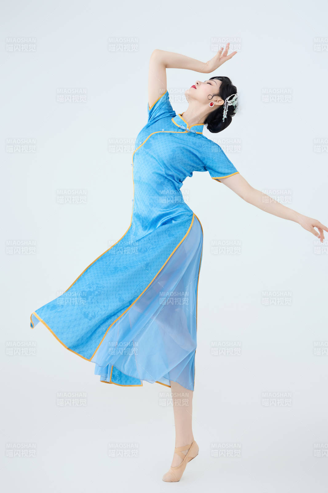 穿着中国中式旗袍表演舞蹈的美丽舞者