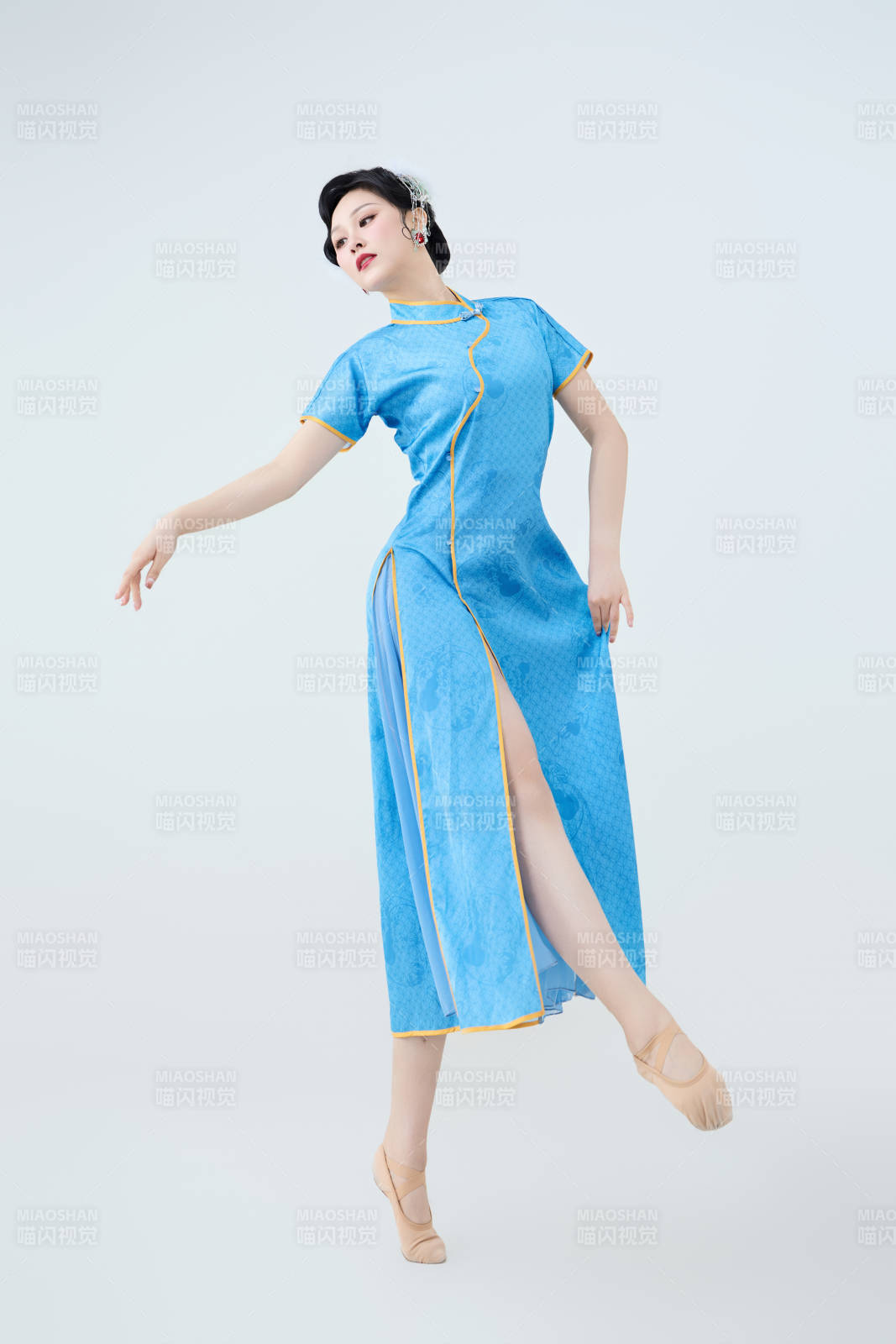 穿着中国中式旗袍表演舞蹈的美丽舞者