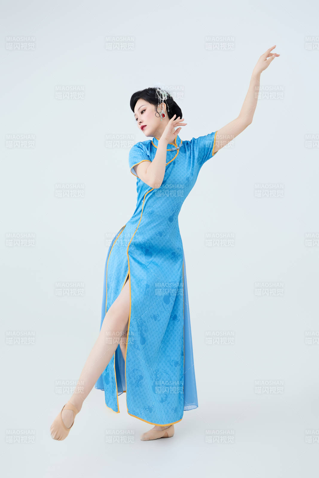 穿着中国中式旗袍表演舞蹈的美丽舞者