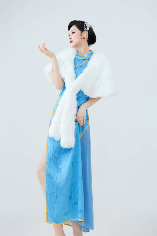 穿着中国中式旗袍表演舞蹈的美丽舞者