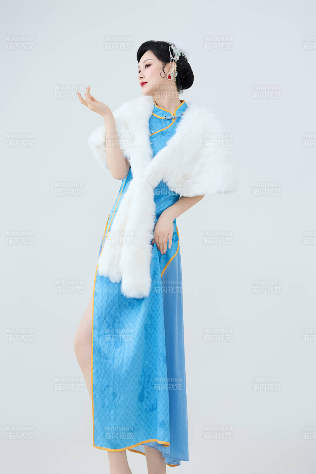 穿着中国中式旗袍表演舞蹈的美丽舞者图片