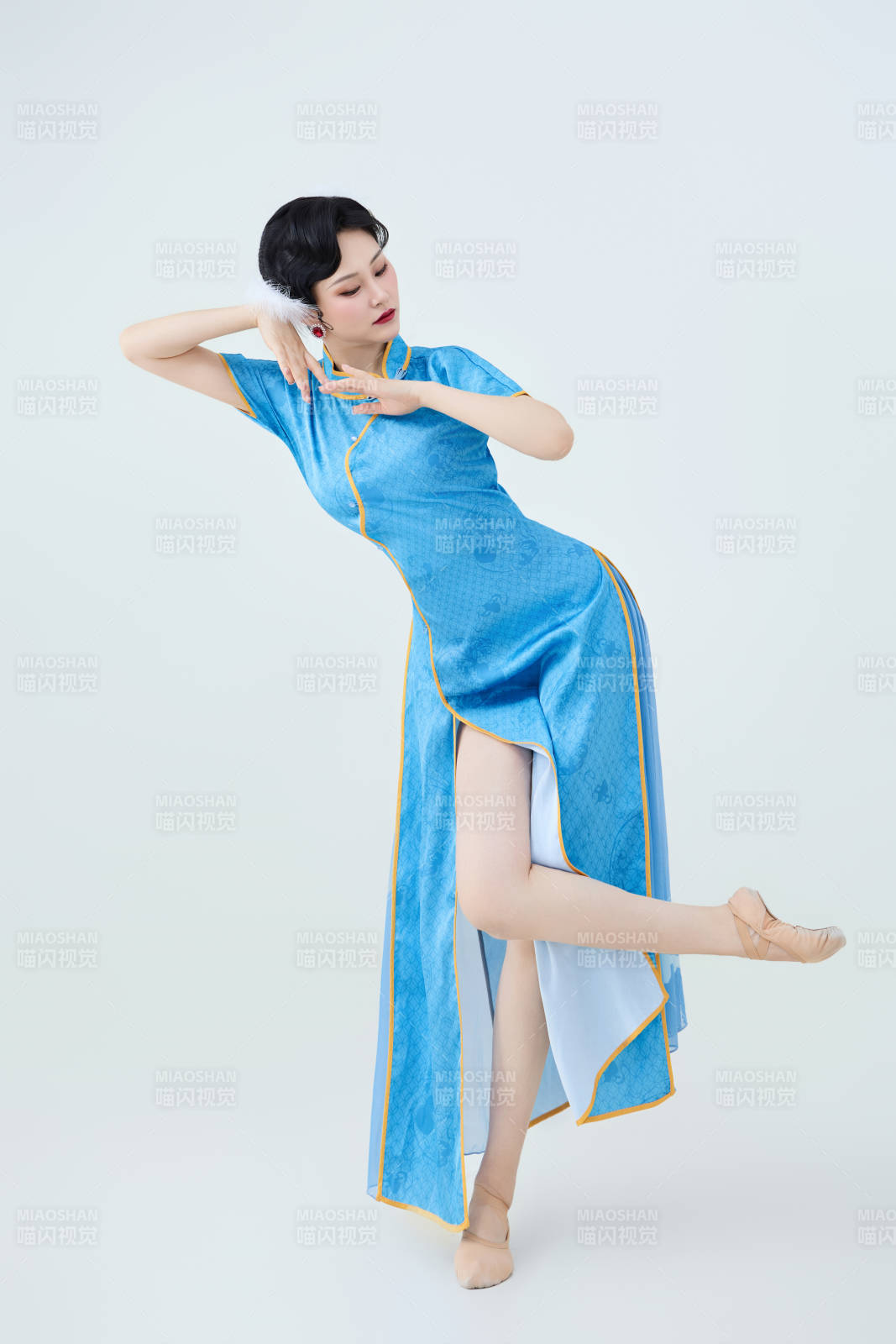 穿著中國中式旗袍表演舞蹈的美麗舞者