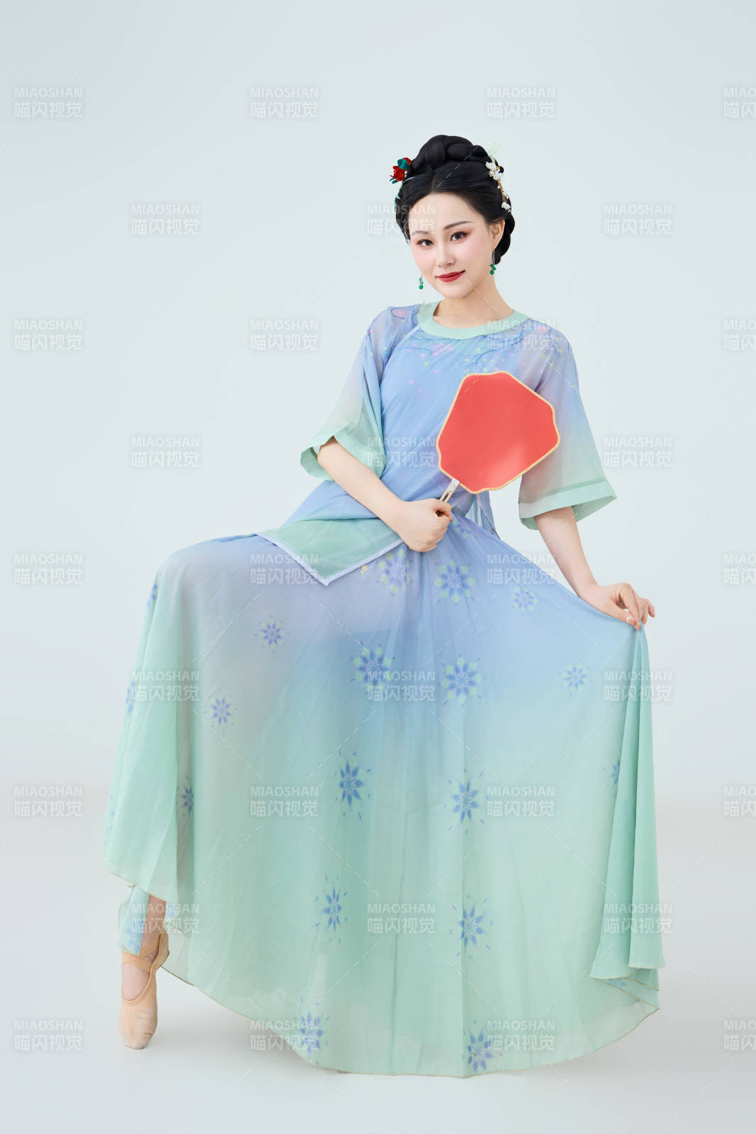 穿着中式古典服饰表演古典舞的美丽舞者