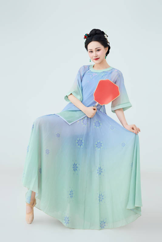 穿着中式古典服饰表演古典舞的美丽舞者