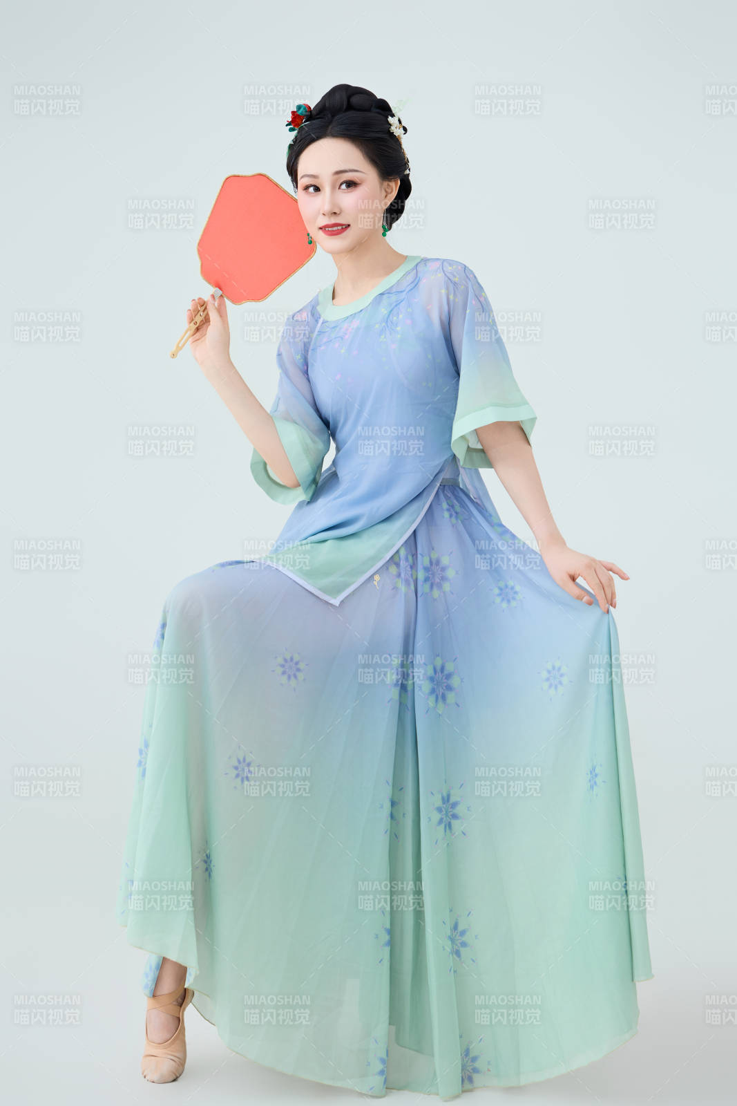 穿着中式古典服饰表演古典舞的美丽舞者