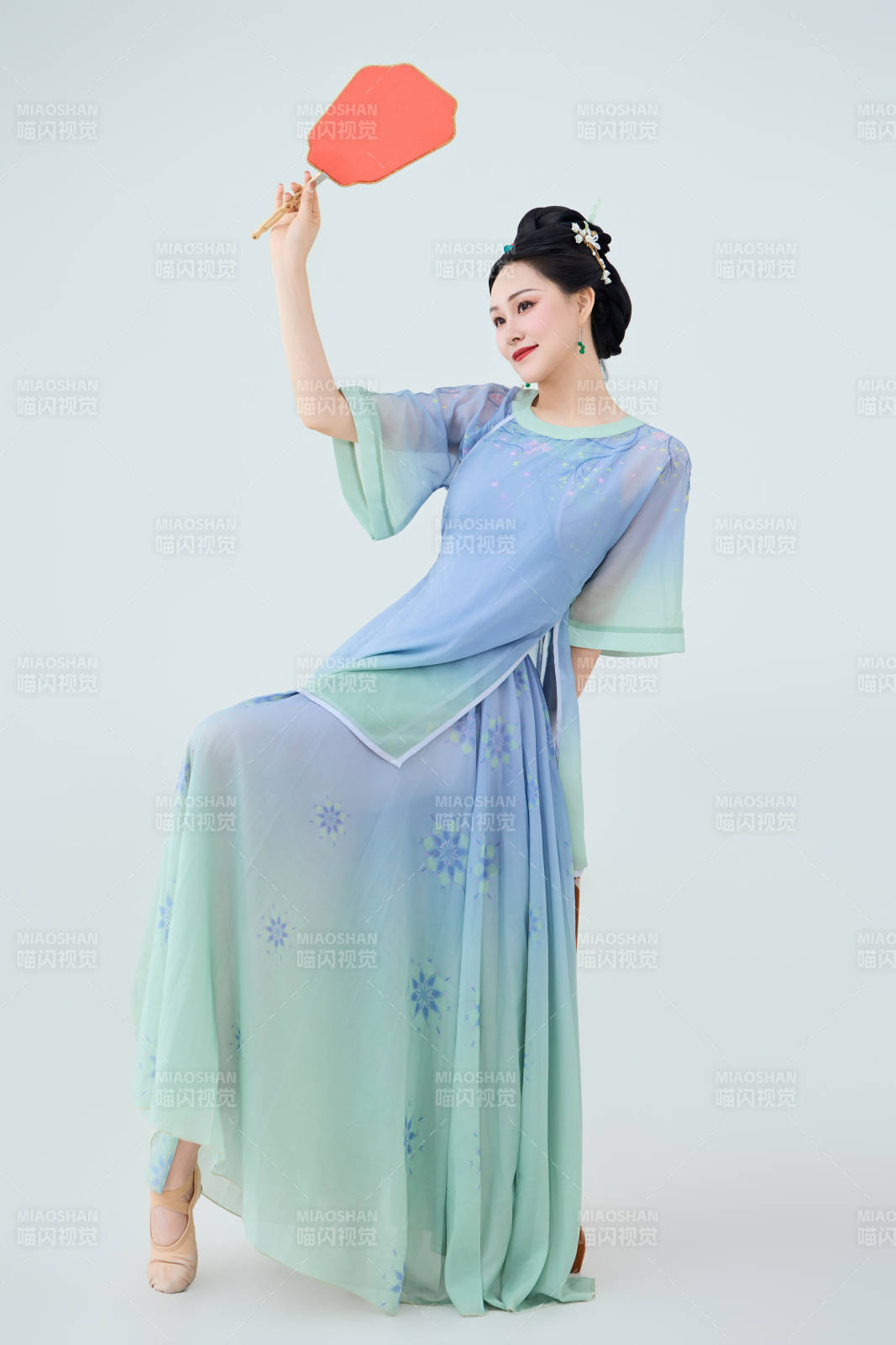 穿着中式古典服饰表演古典舞的美丽舞者