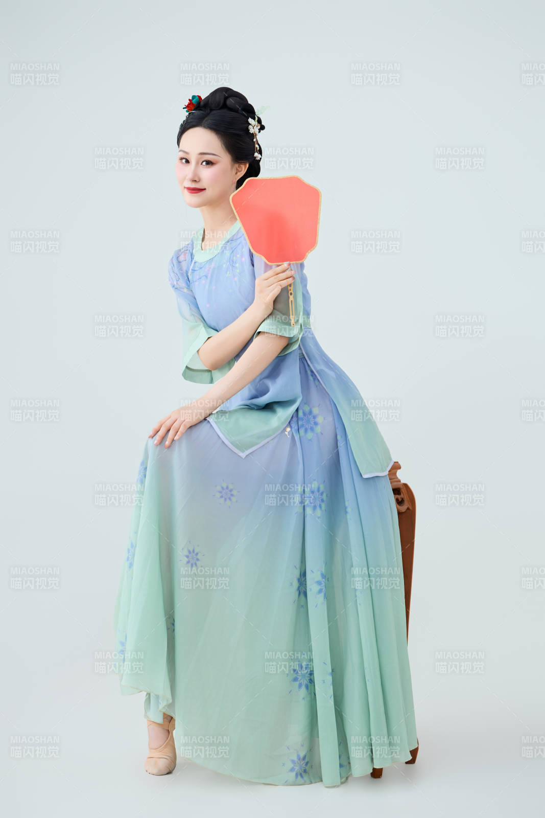 穿着中式古典服饰表演古典舞的美丽舞者