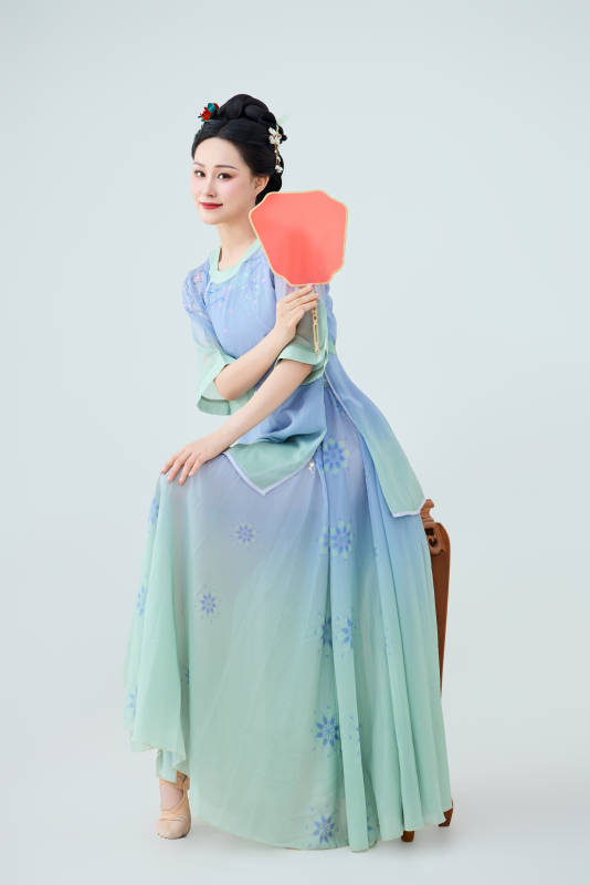 穿着中式古典服饰表演古典舞的美丽舞者