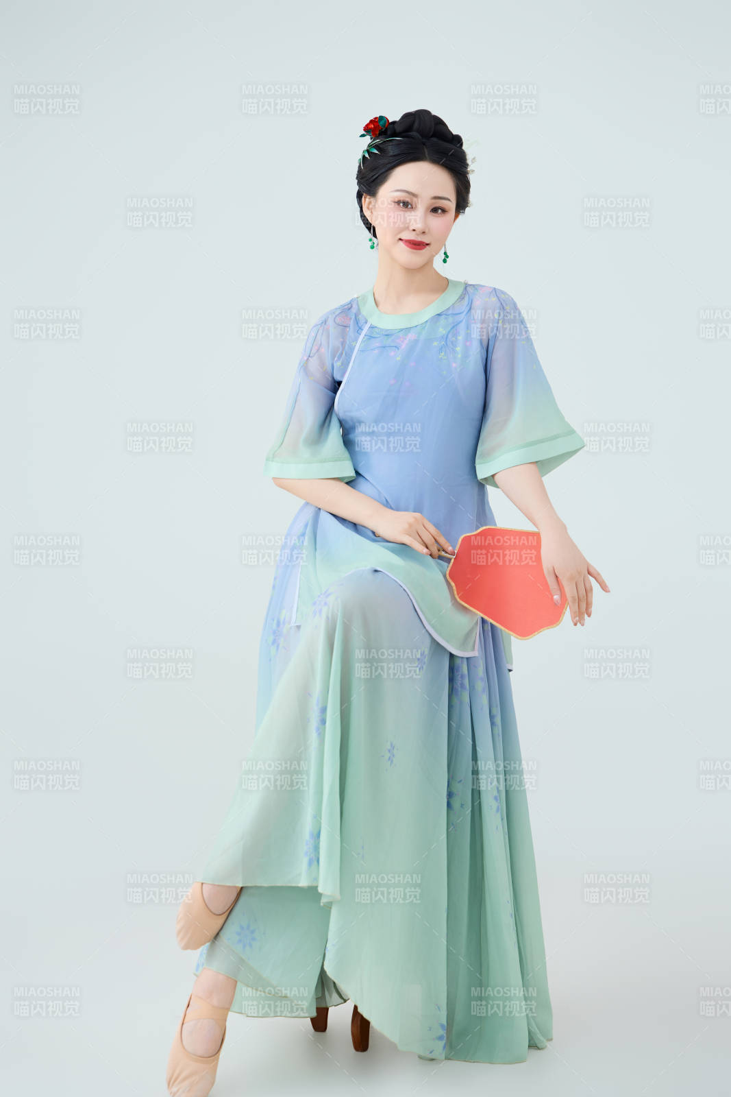 穿着中式古典服饰表演古典舞的美丽舞者