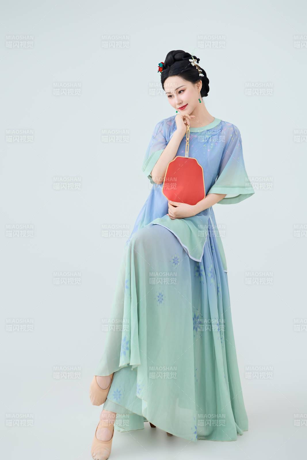 穿着中式古典服饰表演古典舞的美丽舞者