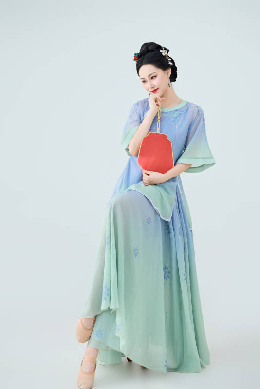 穿着中式古典服饰表演古典舞的美丽舞者