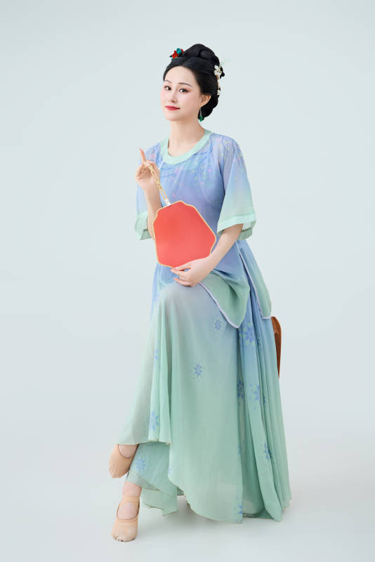 穿着中式古典服饰表演古典舞的美丽舞者