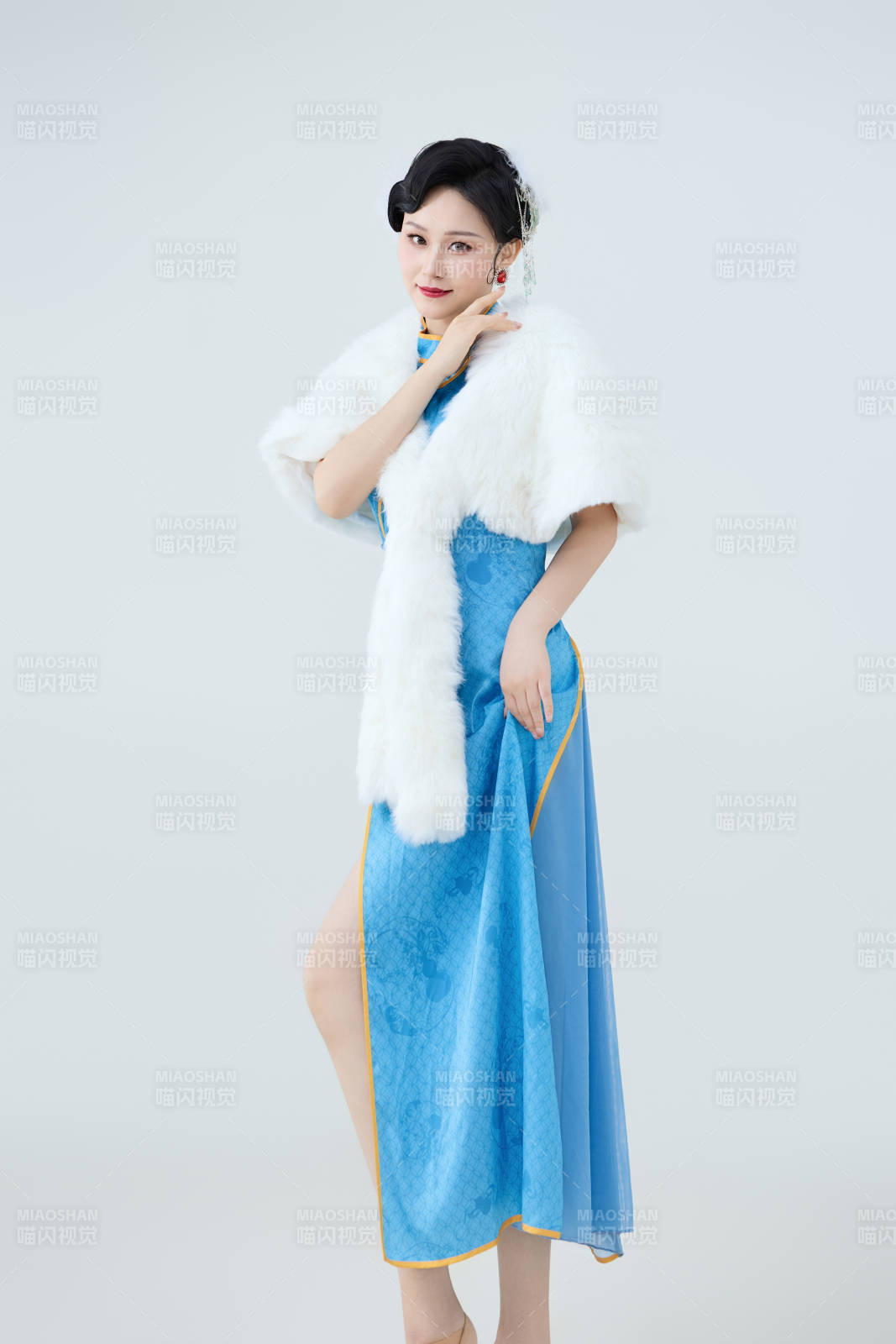 穿着中国中式旗袍表演舞蹈的美丽舞者