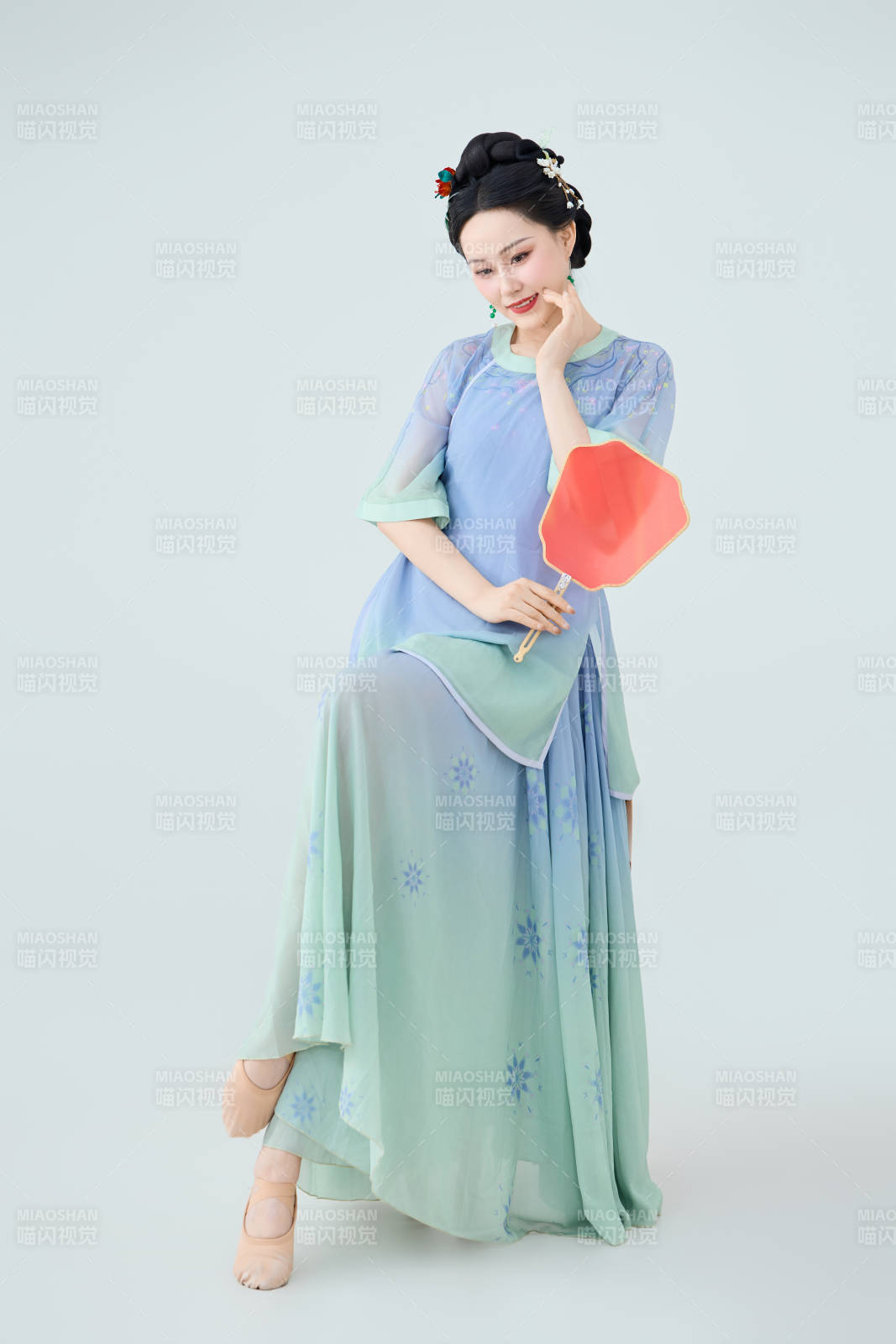 穿着中式古典服饰表演古典舞的美丽舞者