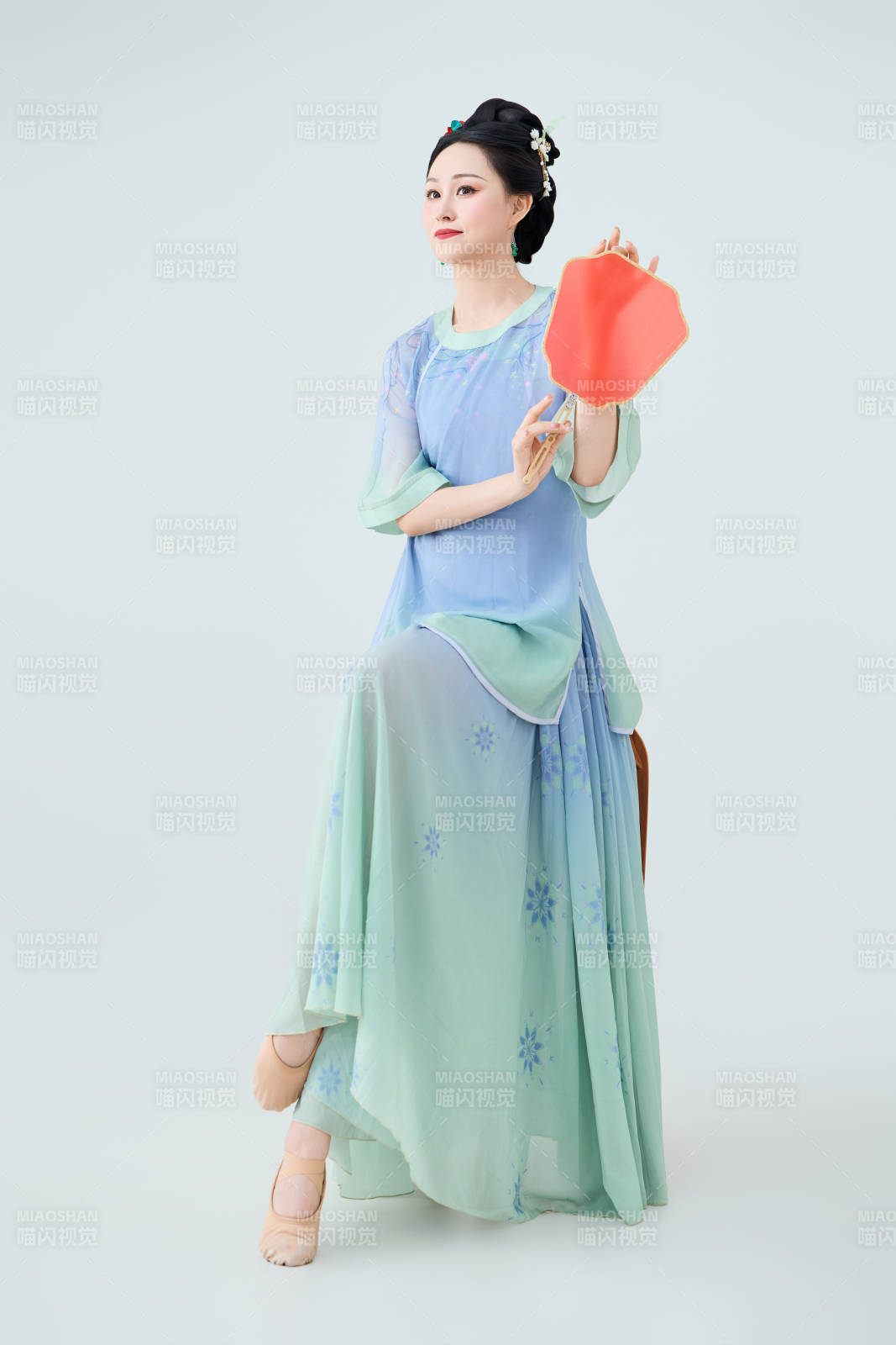 穿着中式古典服饰表演古典舞的美丽舞者