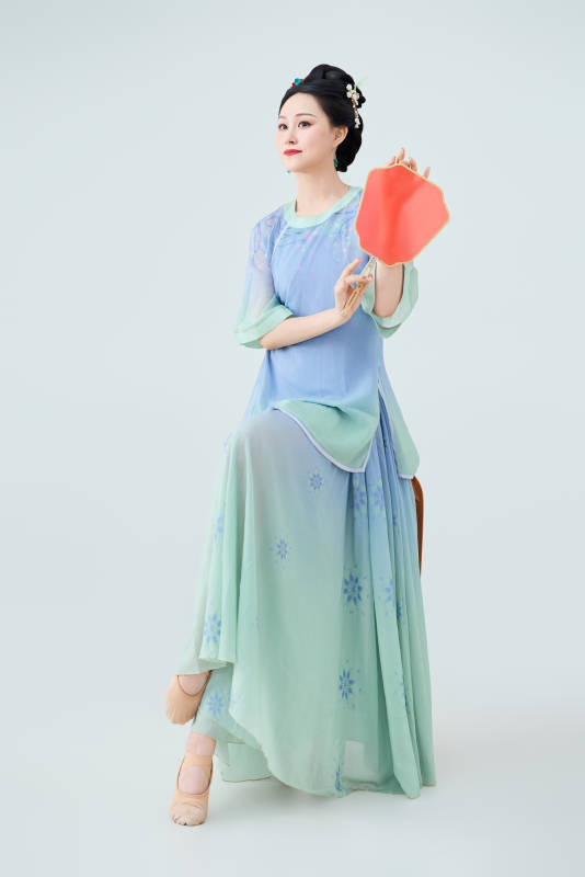 穿着中式古典服饰表演古典舞的美丽舞者