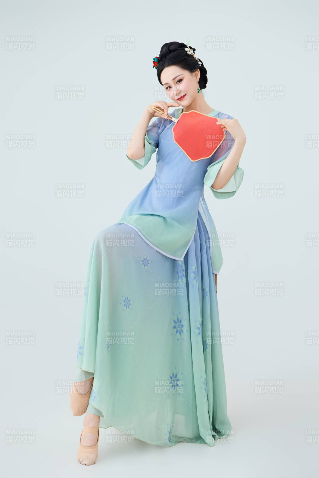 穿着中式古典服饰表演古典舞的美丽舞者