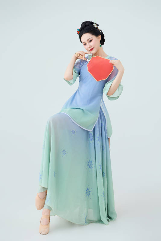 穿着中式古典服饰表演古典舞的美丽舞者