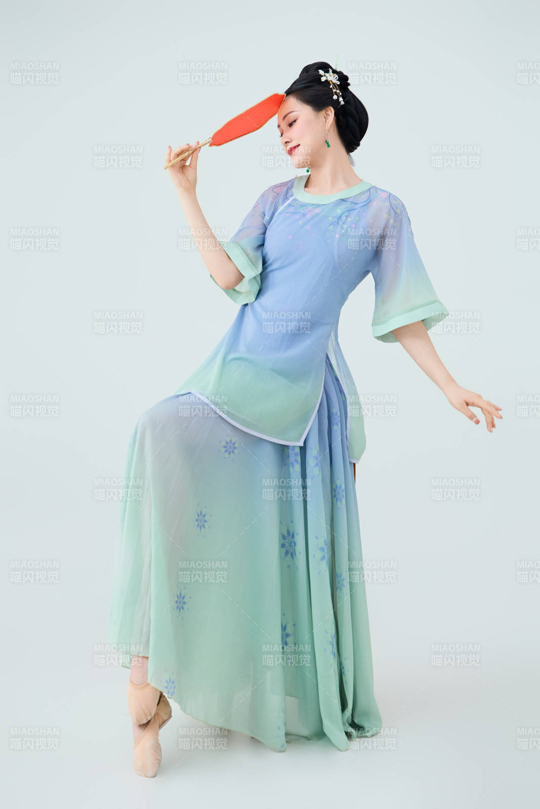 穿著中式古典服飾表演古典舞的美麗舞者